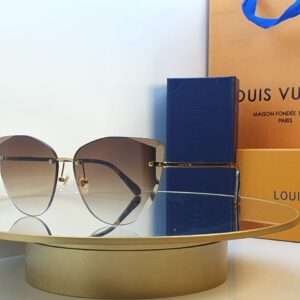 Glam Square Sunglasses – Unisex Luxury Designer Eyewear with Case & Cloth