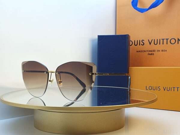 Glam Square Sunglasses – Unisex Luxury Designer Eyewear with Case & Cloth
