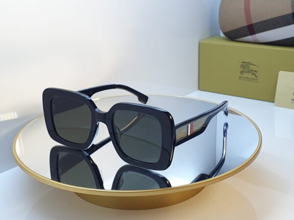 Light Shade Luxury Designer Metal Sunglasses for Women – Wholesale Fashion Shades